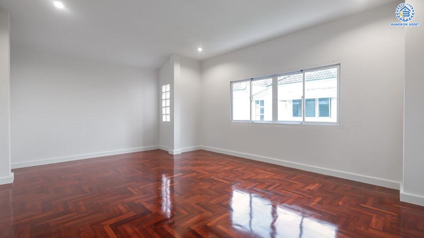 บ้านมือสองตกแต่งใหม่ ม.เศรณี สรงประภา-ดอนเมือง บนเนื้อที่ 30.3 ตร.ว. ฟังก์ชัน 4 ห้องนอน 3 ห้องน้ำ 1 ที่จอดรถ ทาวน์เฮ้าส์ส่วนตัว หลังบ้านไม่ติดใคร ราคาคุ้มสุดในย่านนี้! ใกล้สนามบินดอนเมือง, ทางด่วน "ศรีสมาน" และรถไฟฟ้าสายสีแดง "สถานีดอนเมือง"